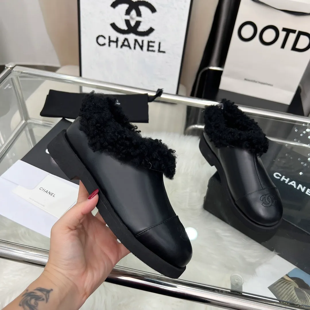👟👟Ex-factory price 540👟👟 High version of Chanel CHANEL, 🌞🌞🌞Xiaoxiang’s latest 2025 autumn and winter short boots, a must-have item for this autumn and winter season! ! Ms. Chanel loves simple yet irresistible combinations to show her unique style. Mix and match freely to shine⚡Follow Grandma’s fashion steps! ! ! The top-notch craftsmanship and texture are perfectly presented. No matter any details, you can compare them with the counters. The best quality products can be entered and exited from the counters at will! ! ❶Material: imported cowhide/cow suede/wool ❷Lining: sheepskin lining ❸Feet: sheepskin ❹Outsole: original molded sole ❺Heel height: 3cm ❻Number of yards: 35-40 (40 and 41 are customized and non-refundable)